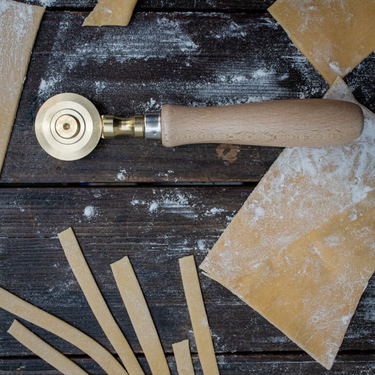 Pastaschneider für Pasta alla chitarra / Gitarre mit Nudelholz - Gaumen