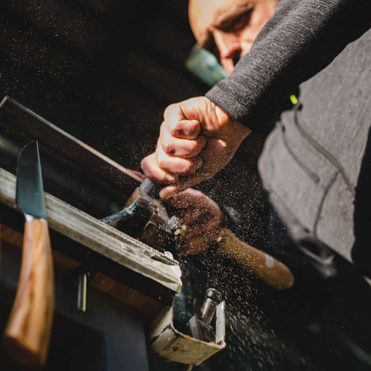 Coltelli Artigiano Messermacher bei der Arbeit